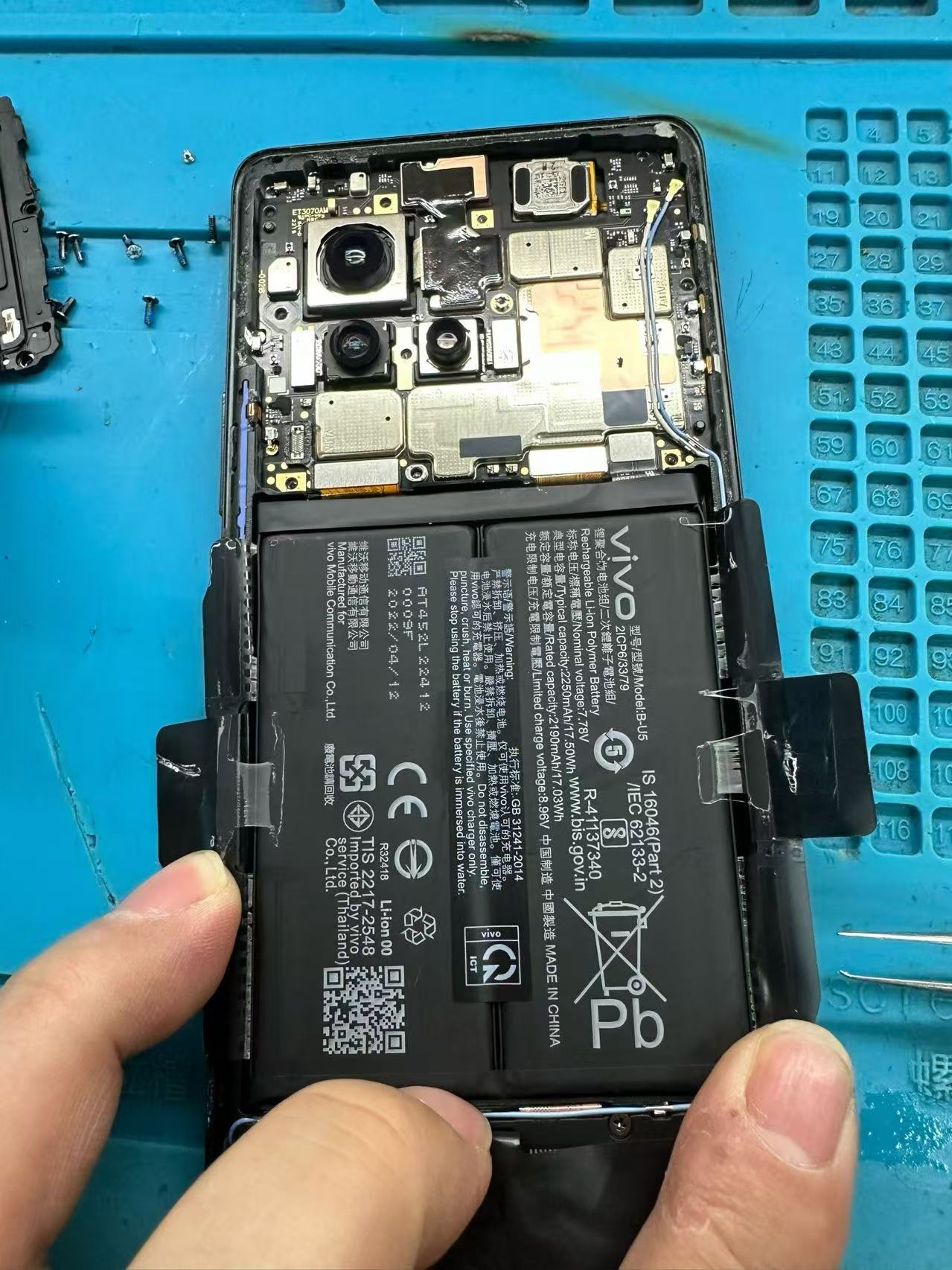 昆明手机摄像头进灰清理与维修示意图